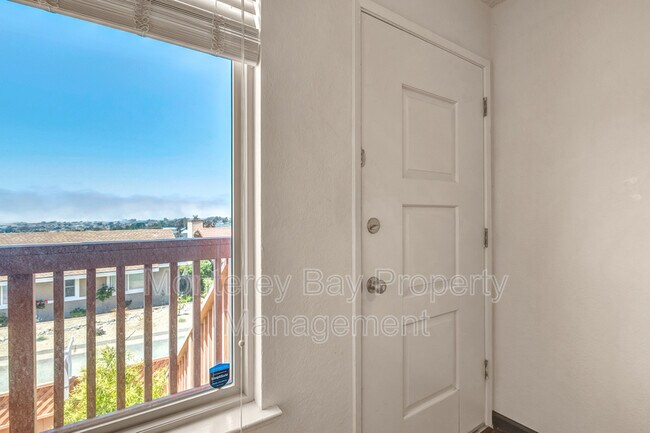 Building Photo - 1446 Skyview Dr