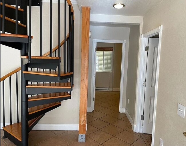 Building Photo - Great location, quiet, 2 bedroom, 1 bath, ...