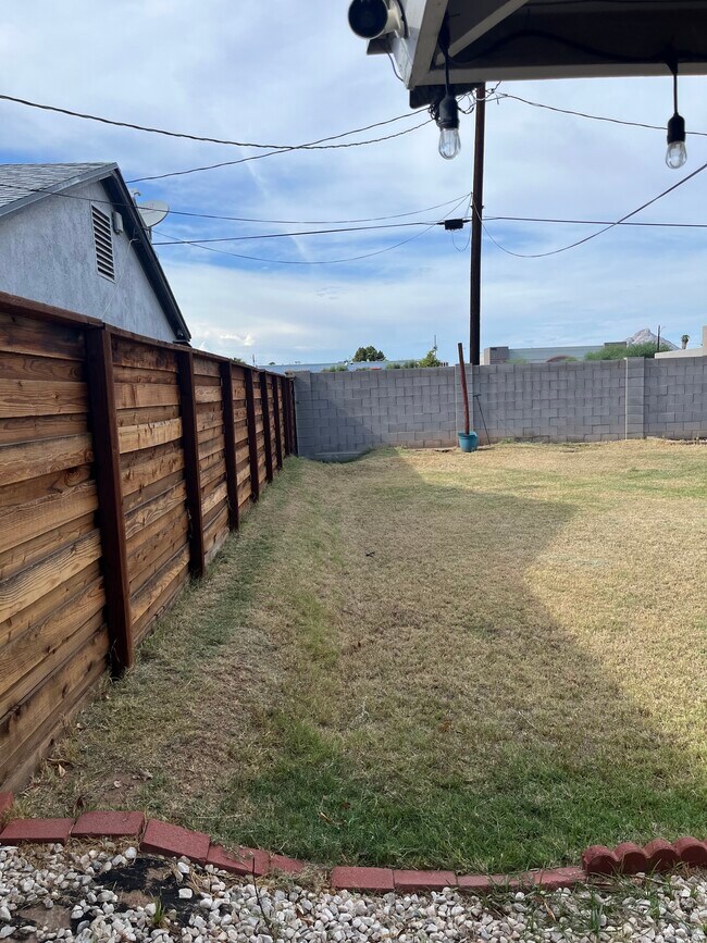 Building Photo - 1506 E Clarendon Ave