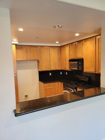 Building Photo - 9610 Zelzah Ave
