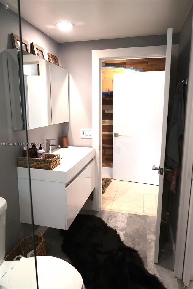 Building Photo - 929 Michigan Ave