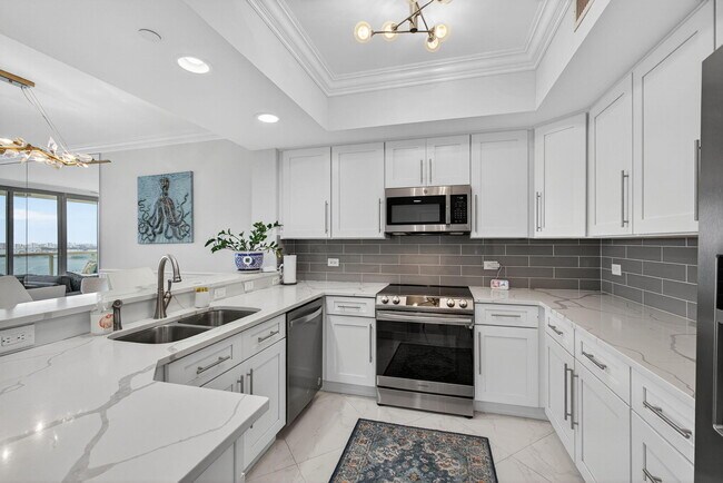 Building Photo - 2650 Lake Shore Dr