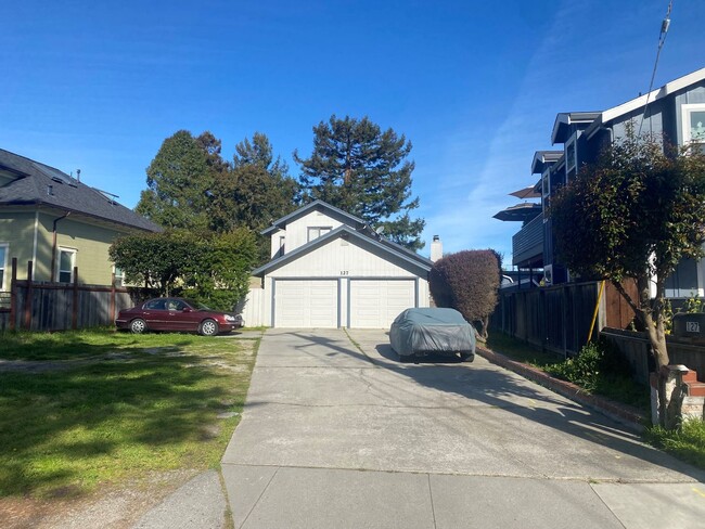Primary Photo - 127 Lennox St