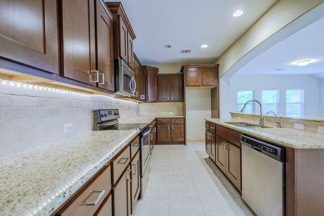 Building Photo - Beautiful & Convenient 3 Bedroom, 2 Bath H...