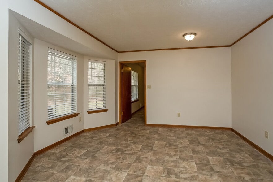 Building Photo - 105 Bennington Dr