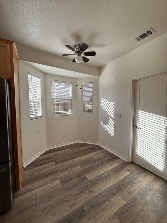 Building Photo - Beautiful Bradley Square Single Story Home With Easy Access to Shopping/101 Frwy