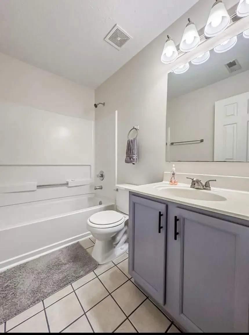 Building Photo - 648 Friars Ln