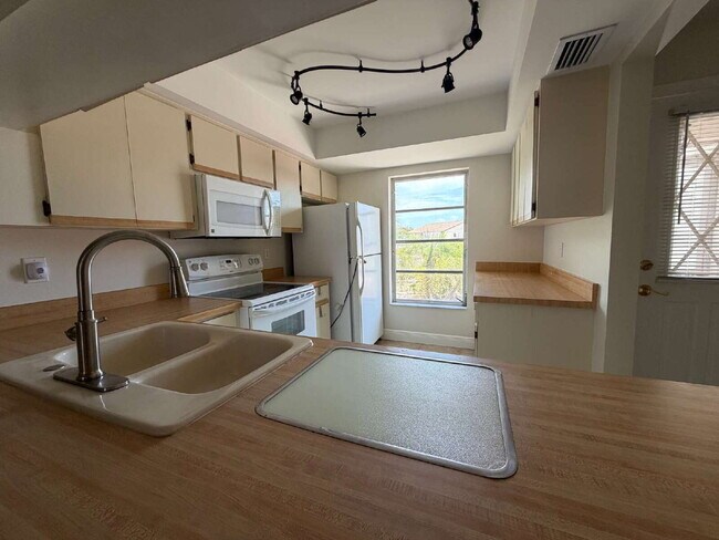 Building Photo - Charming 2-Bedroom, 2-Bath Duplex in a Quiet Englewood Cul-de-Sac