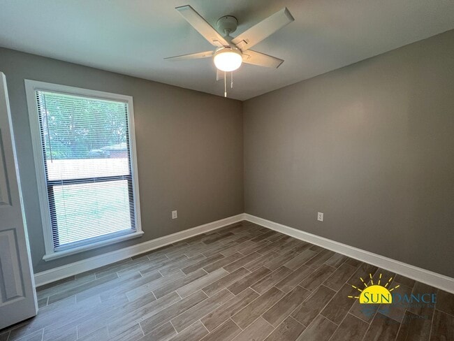 Building Photo - Inviting 3 Bedroom Home in Crestview Near Downtown & I-10!