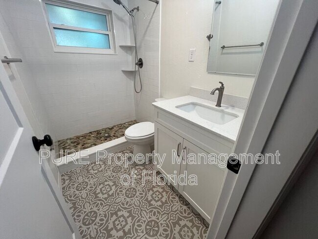 Building Photo - 1222 SE 3rd St