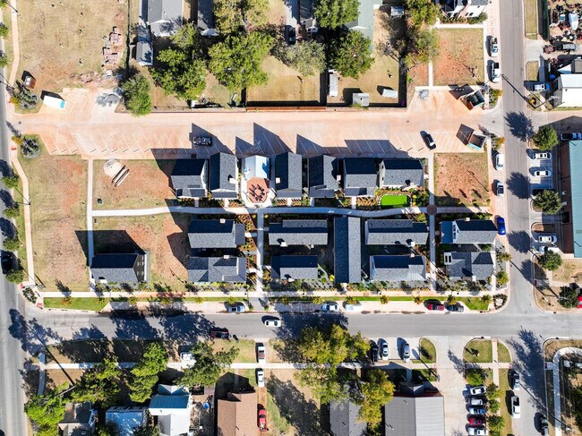 Building Photo - 225 W 1st St