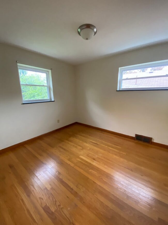 Building Photo - 3- Bedroom Home