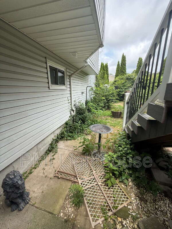 Building Photo - 2077 Feuereisen Ave