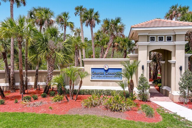 Building Photo - Spacious 4 Bedroom Home with Loft – Prime ...