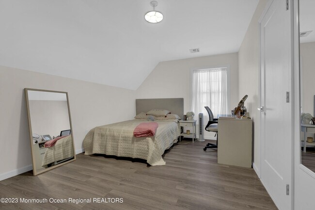 Building Photo - 374.5 W Park Ave