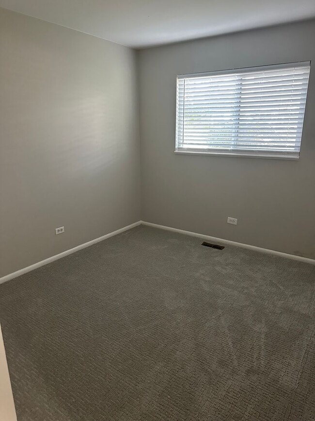 Building Photo - Spacious 3 Bedroom 2 Bath Lakewood Home