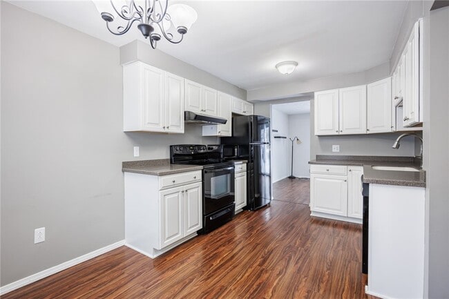 Building Photo - 16 Sanders Farm Dr