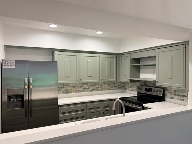 Building Photo - 511 Fairway Dr