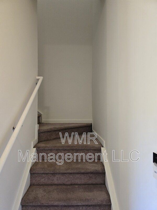 Building Photo - 2125 Southend Dr