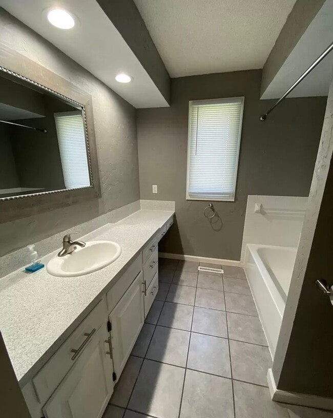 Building Photo - Lovely 3 bedroom, 2 bathroom house for ren...