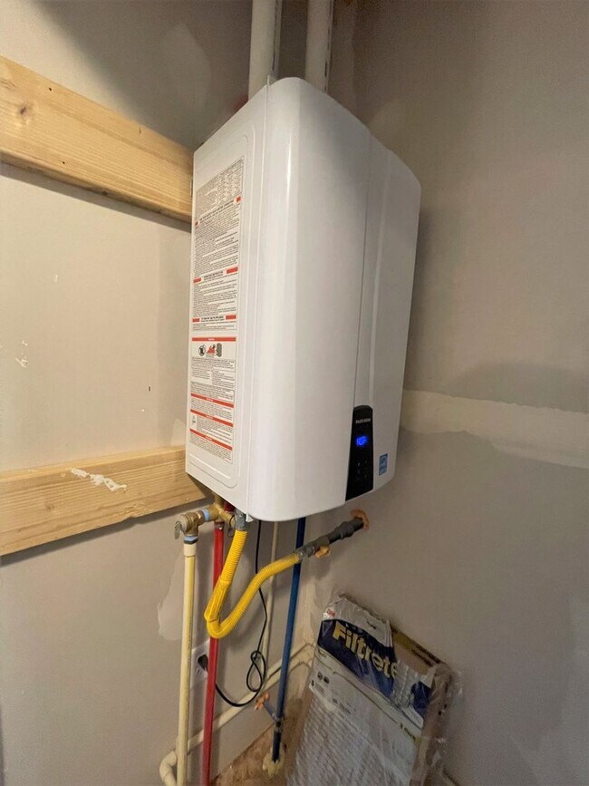 Building Photo - Townhome w/ 2 car garage, A/C-Newer, Low Maintance, & Conviniently Located