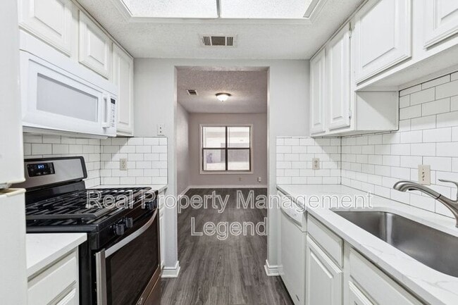 Building Photo - 1156 Mountain View St
