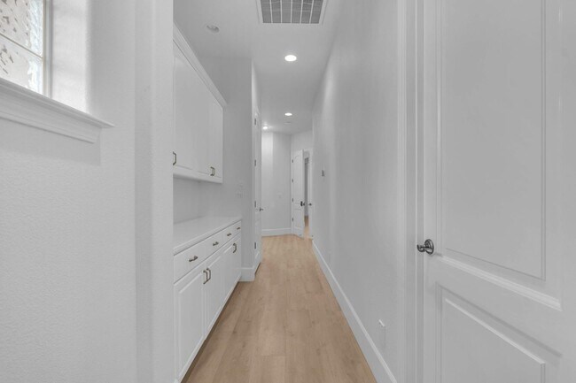 Building Photo - 1103 E Newhall Dr