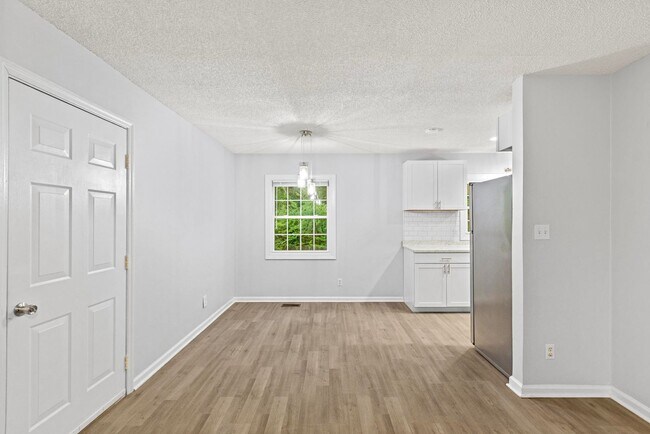 Building Photo - Charming 3 bedroom Available Now