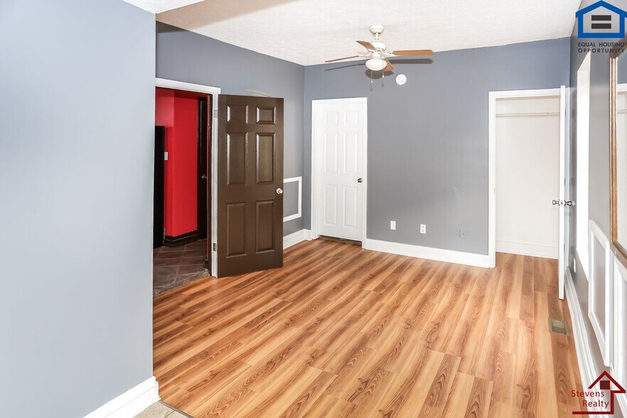 Building Photo - 912 W Scott Ave