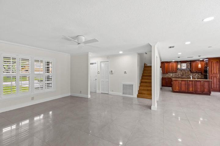 Building Photo - 4610 Pinetree Dr