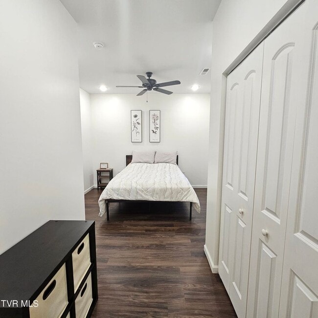 Building Photo - Modern 2-bedroom, 2 bathroom apartment convienent location