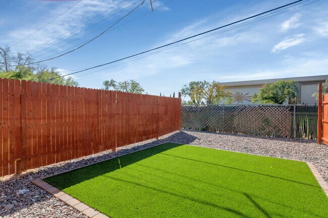 Building Photo - Remodeled 1BR with Private Yard + $400 Gift Card – Move In Today