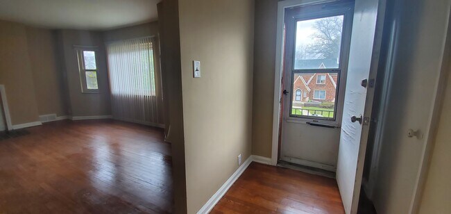 Building Photo - Roselawn