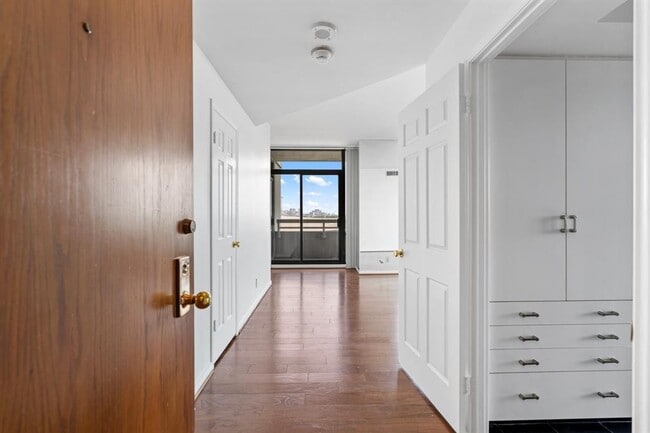 Building Photo - 15 Greenway Plz