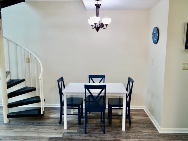 Building Photo - Beautifully Remodeled and Furnished Rental...