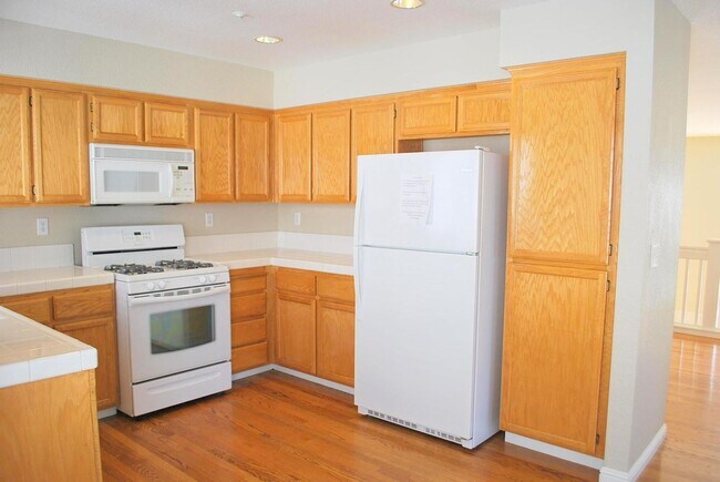 Building Photo - Sharp & Contemporary Townhouse in Beautiful Danville!