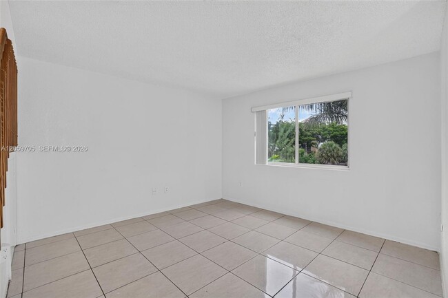 Building Photo - 6225 SW Kendale Lakes Cir