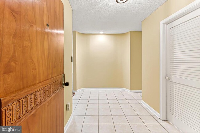 Building Photo - 1101 S Arlington Ridge Rd