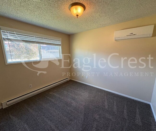 Building Photo - Three Bedroom, One Bathroom Home with Larg...