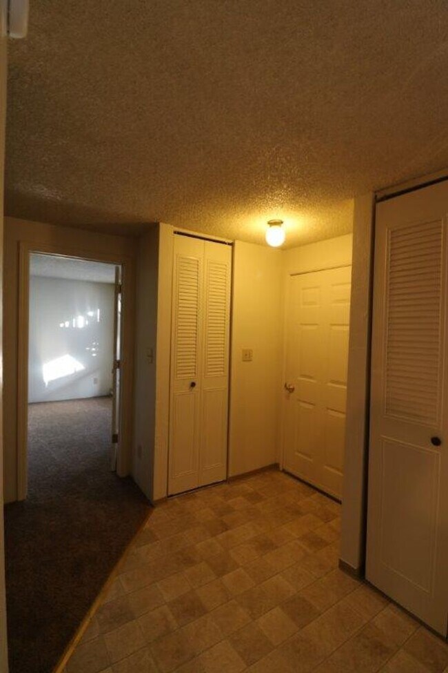 Building Photo - 497 Scenic Dr