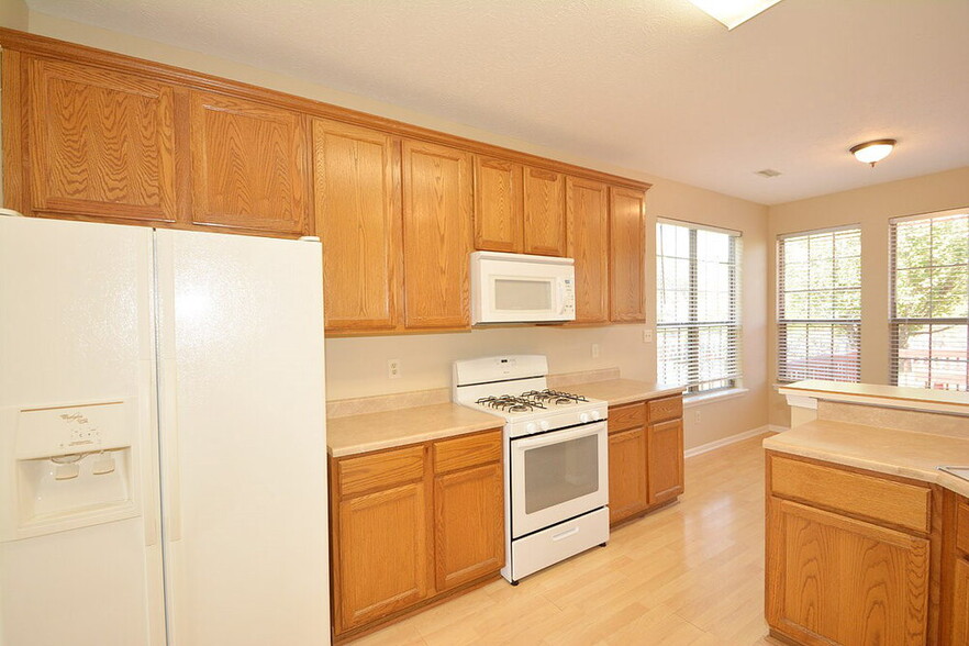 Building Photo - 10299 Lakeland Dr