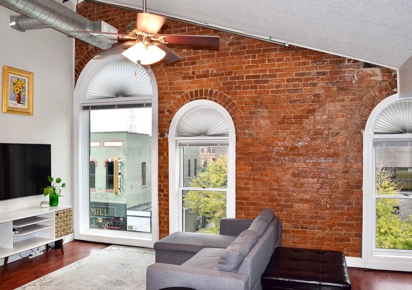 Building Photo - 135 E Prairie Ave