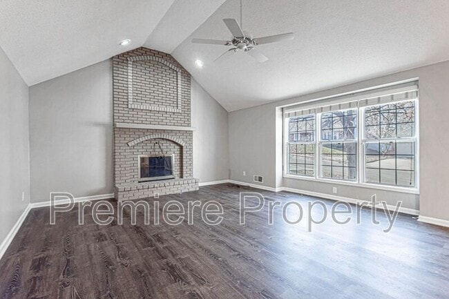 Building Photo - 1011 SW Lorman Dr