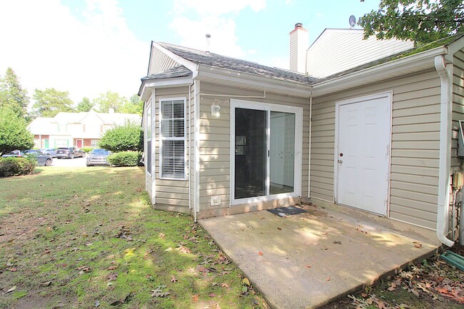 Building Photo - Newly Renovated 2 Bedroom Townhome!!