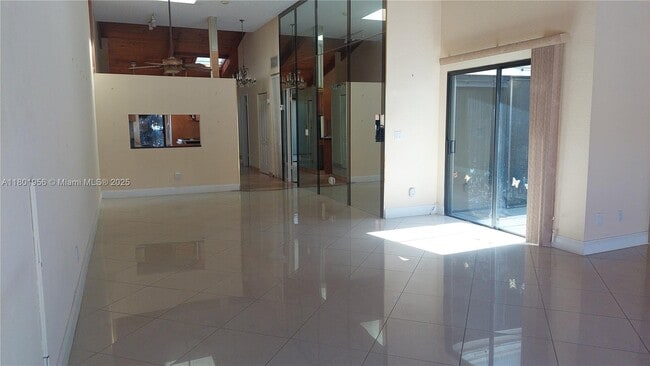 Building Photo - 2675 Parkview Dr S