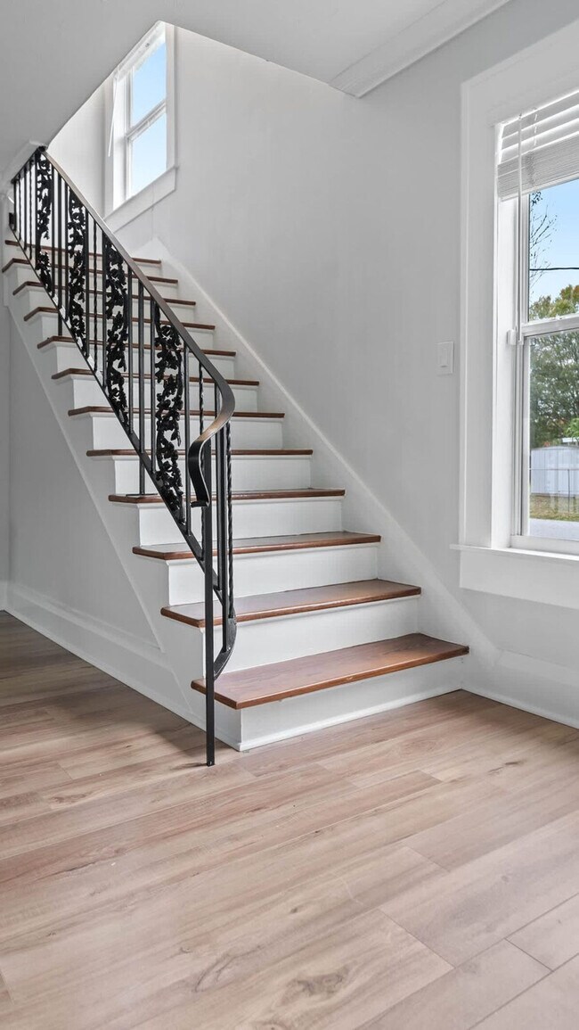 Building Photo - 720 1/2 West Woodlawn Avenue-SI ID1271939P