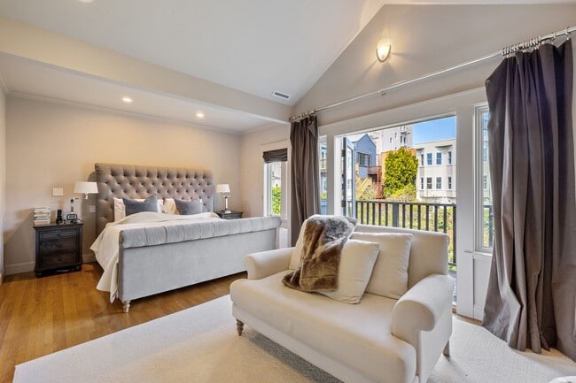 Building Photo - 2866 Pine St