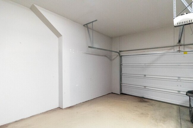 Building Photo - 1416 Madison Oaks Rd