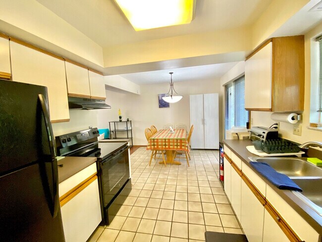 Building Photo - 1375 Rydalmount Rd