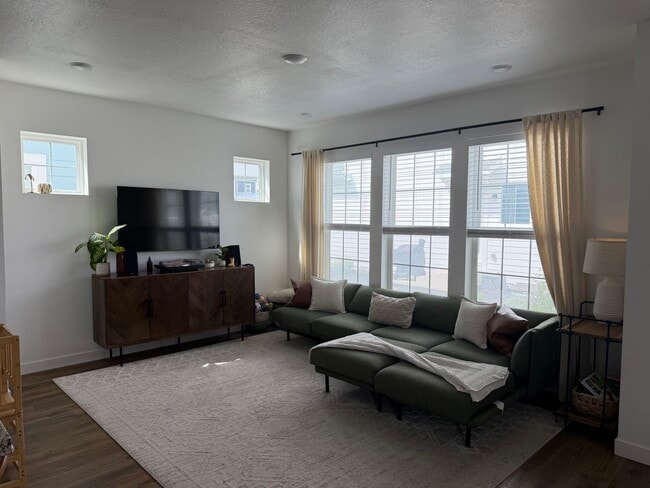 Building Photo - 3 bedroom, 2 bathroom South Jordan Home
